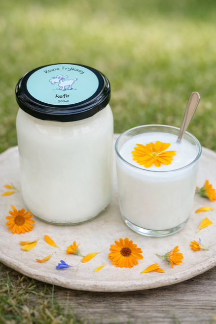 Kefir z kwiatem nagietka na talerzu Kefir kozi